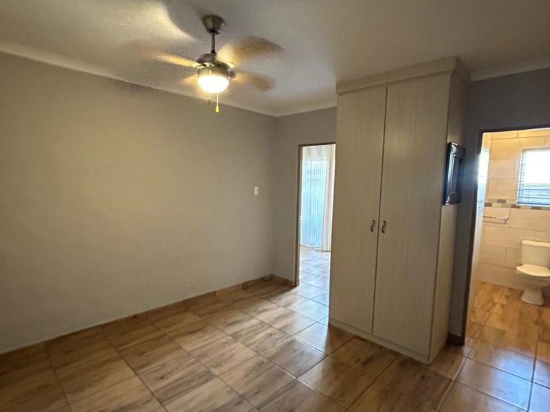 BACHELOR FLAT TO RENT IN KOSMOS - Photo 8