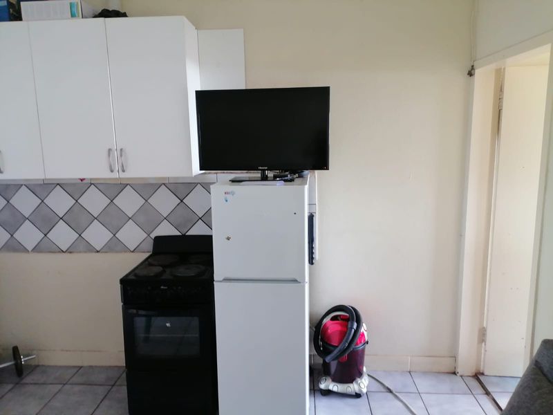 1 Bedroom apartment with study - WATER INCLUDED IN RENT - Photo 2