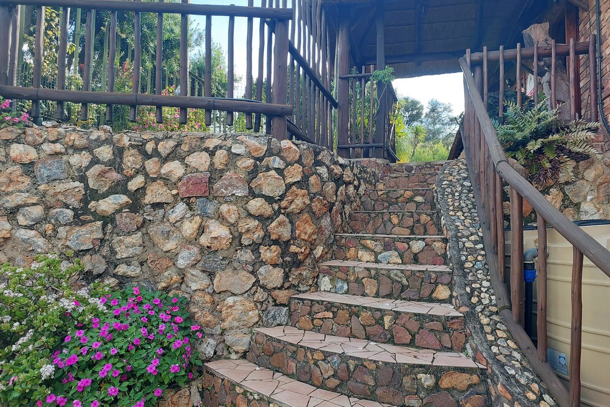 3 Bedroom Thatched House for Sale - Photo 2