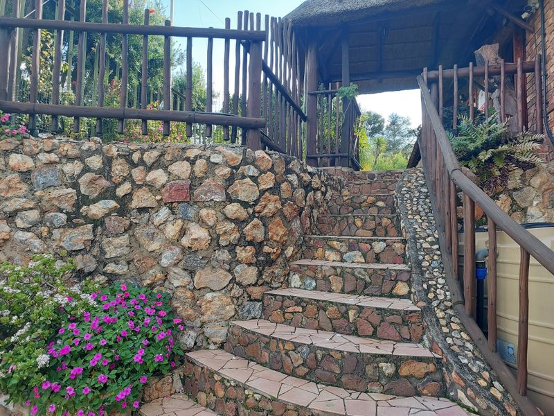 3 Bedroom Thatched House for Sale - Photo 2