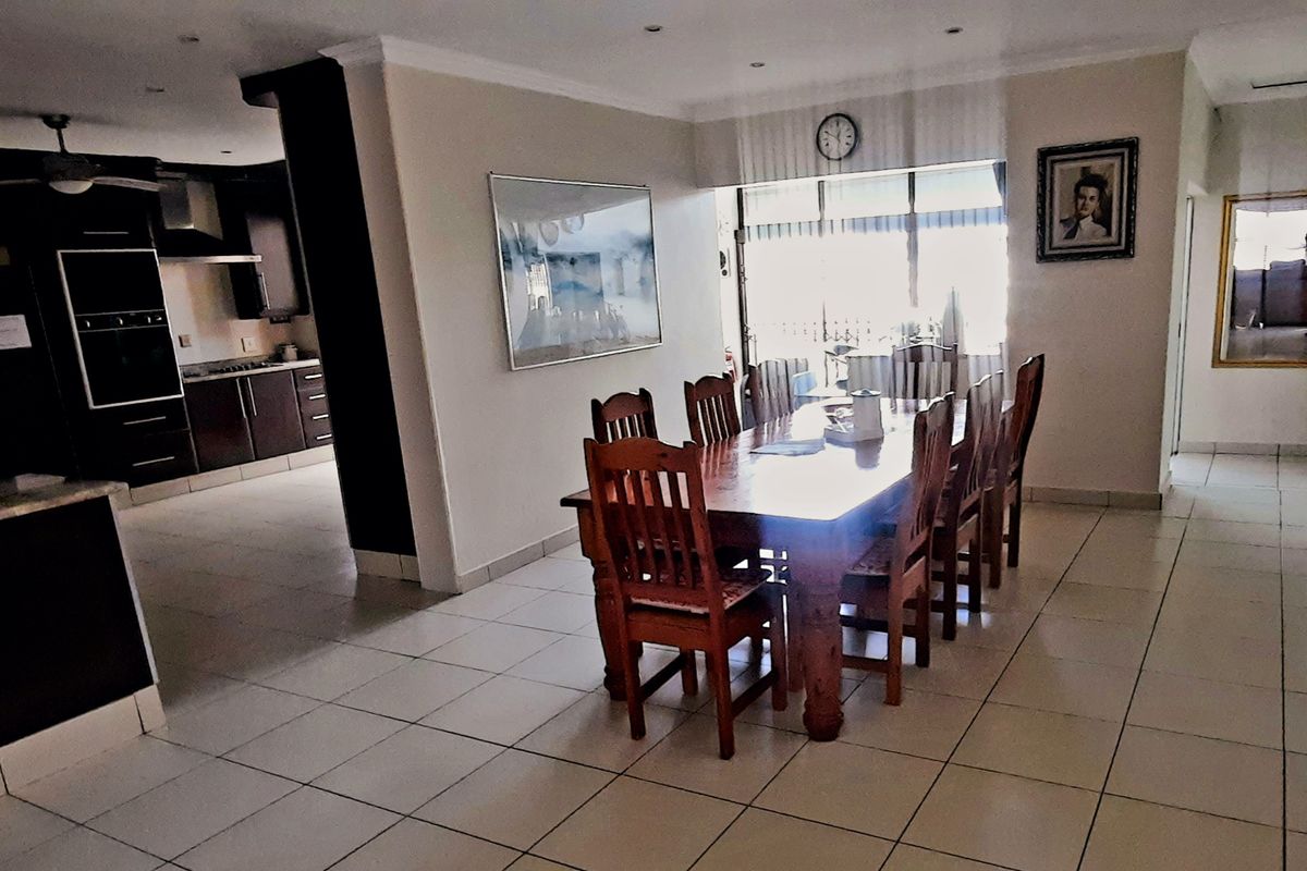 Refined Family Living with Elegant Entertaining Spaces - Photo 4