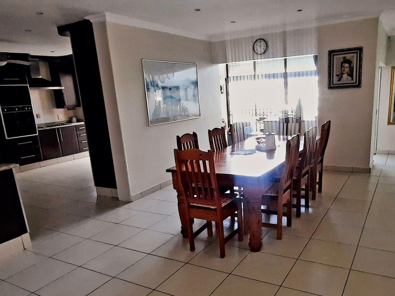 Refined Family Living with Elegant Entertaining Spaces - Photo 4