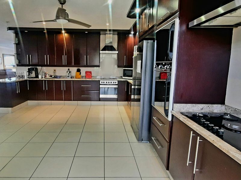Refined Family Living with Elegant Entertaining Spaces - Photo 6