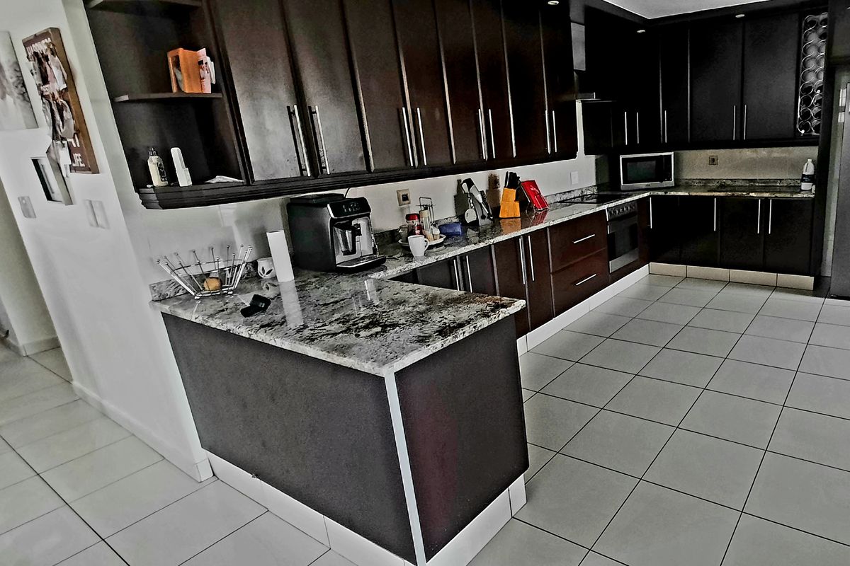 Refined Family Living with Elegant Entertaining Spaces - Photo 5