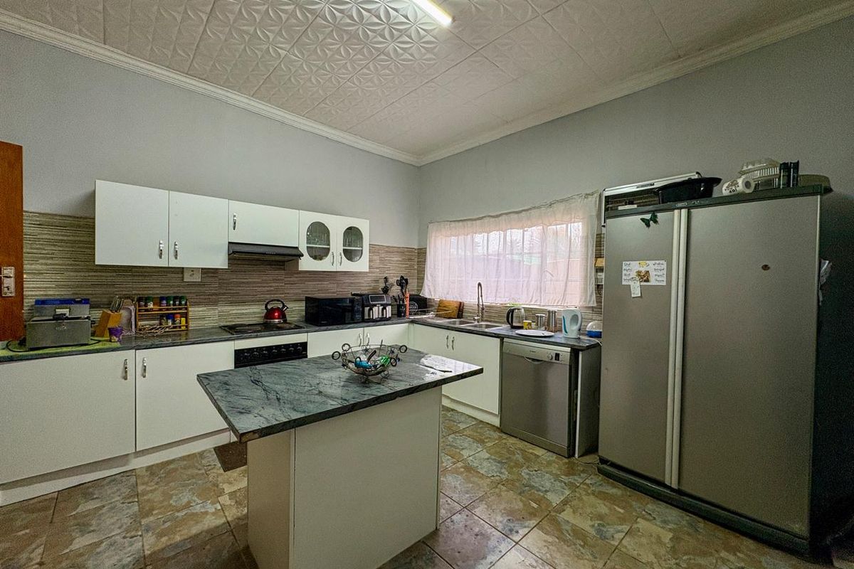 Welcome home to this spacious family property in Brenthurst, offering everything you need and more. - Photo 4