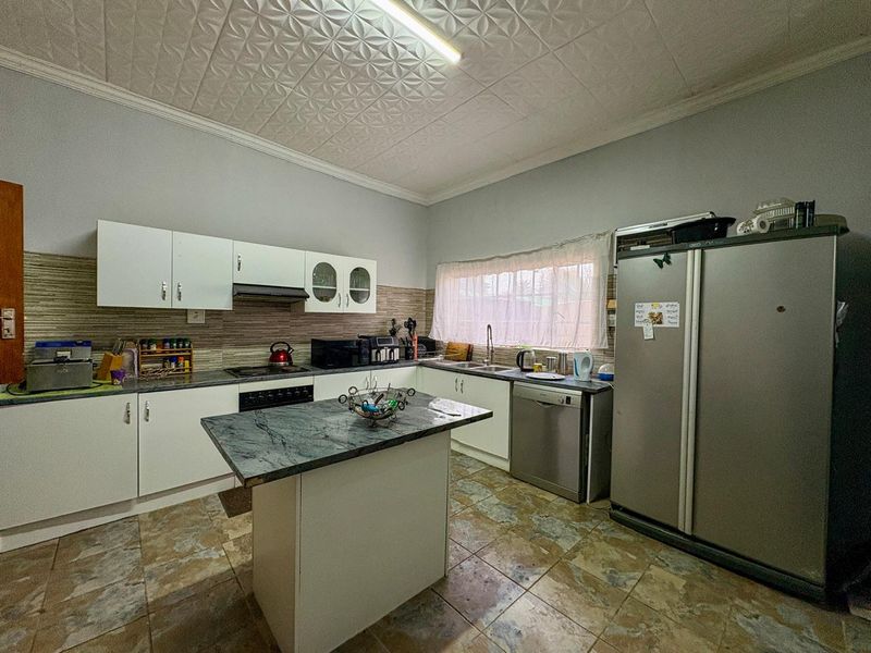 Welcome home to this spacious family property in Brenthurst, offering everything you need and more. - Photo 4