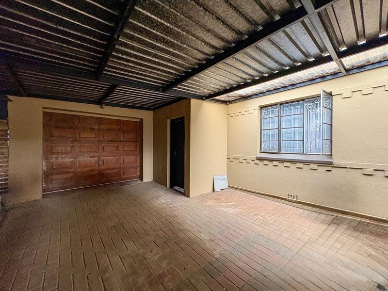 Welcome home to this spacious family property in Brenthurst, offering everything you need and more. - Photo 2