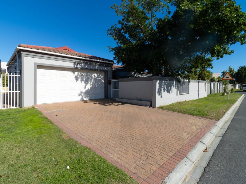 The Perfect Blend of Comfort, Space and Family Living - Photo 1
