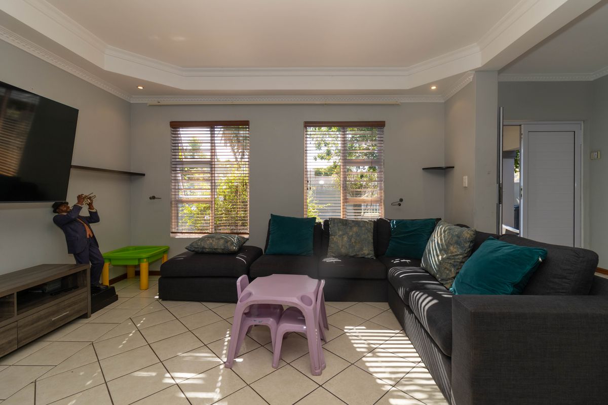 The Perfect Blend of Comfort, Space and Family Living - Photo 4