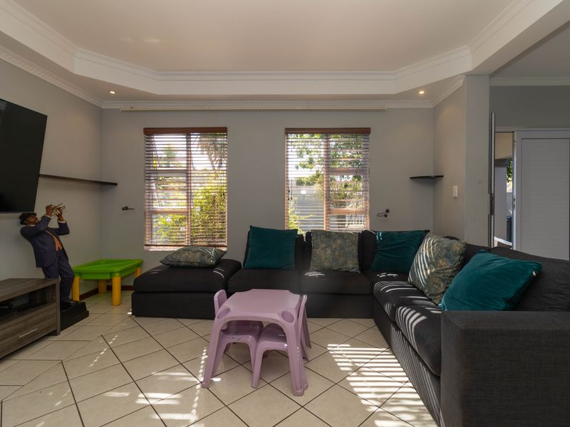 The Perfect Blend of Comfort, Space and Family Living - Photo 4