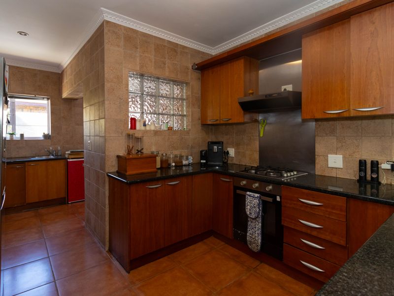 The Perfect Blend of Comfort, Space and Family Living - Photo 8