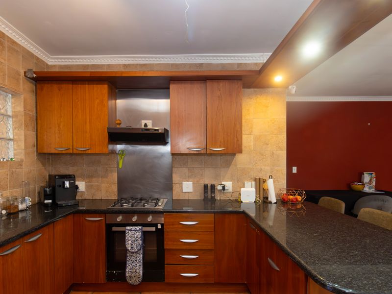 The Perfect Blend of Comfort, Space and Family Living - Photo 9