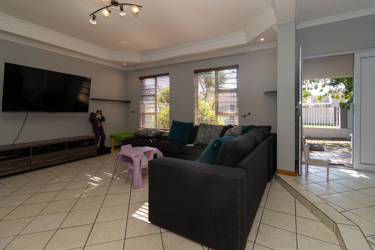 The Perfect Blend of Comfort, Space and Family Living - Photo 3