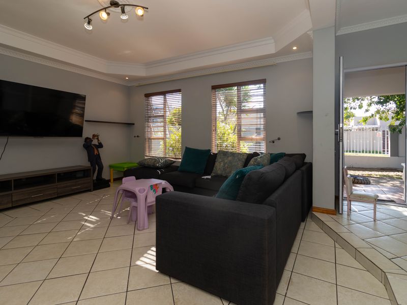 The Perfect Blend of Comfort, Space and Family Living - Photo 3