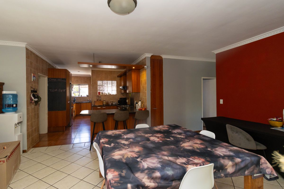 The Perfect Blend of Comfort, Space and Family Living - Photo 5