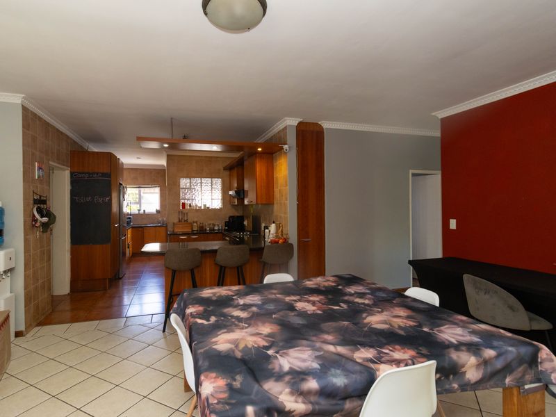 The Perfect Blend of Comfort, Space and Family Living - Photo 5