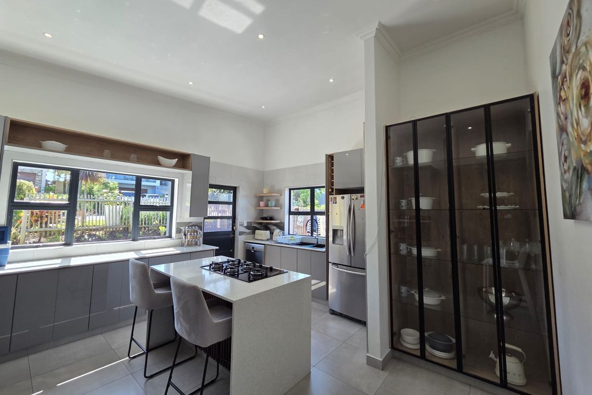 luxury 4-Bedroom Home for Sale in Palm Lakes Estate - Photo 5