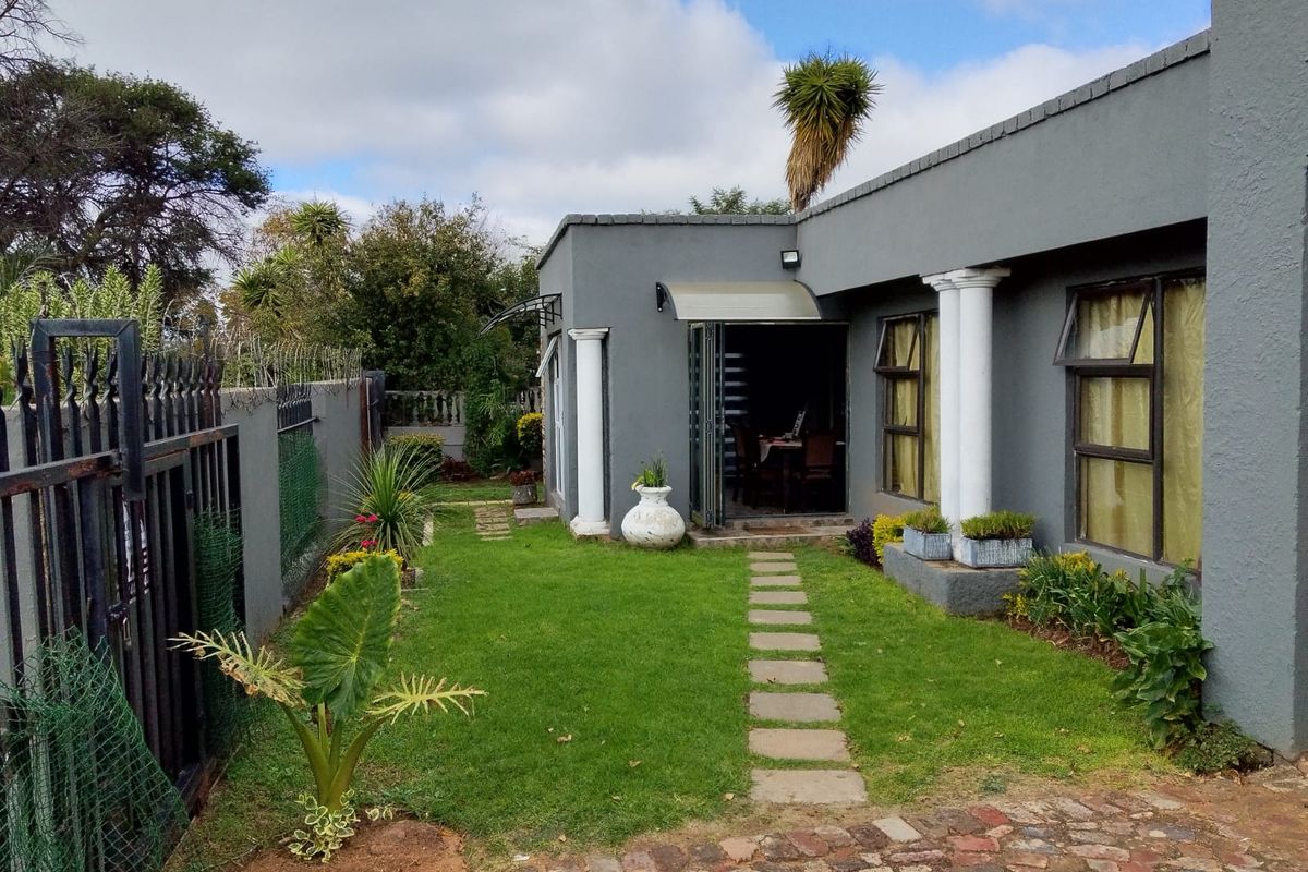 Spacious Family Home with Pool & 2-Bedroom Flat in Kempton Park West - Photo 3