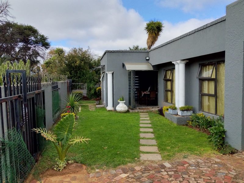 Spacious Family Home with Pool & 2-Bedroom Flat in Kempton Park West - Photo 3