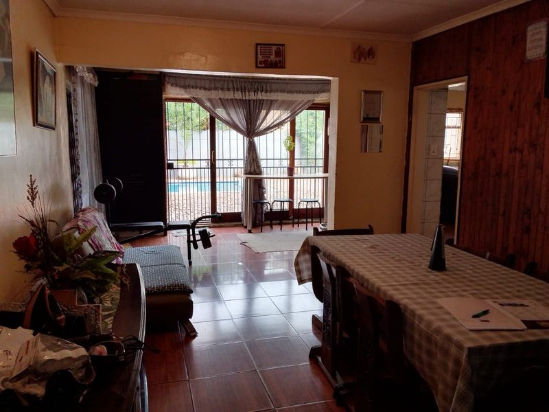 Spacious Family Home with Pool & 2-Bedroom Flat in Kempton Park West - Photo 10