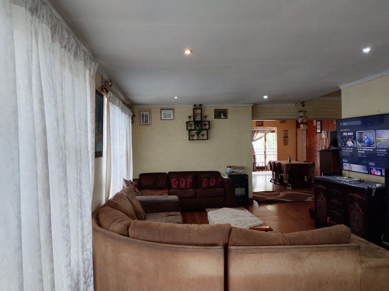 Spacious Family Home with Pool & 2-Bedroom Flat in Kempton Park West - Photo 9