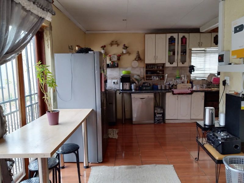 Spacious Family Home with Pool & 2-Bedroom Flat in Kempton Park West - Photo 8