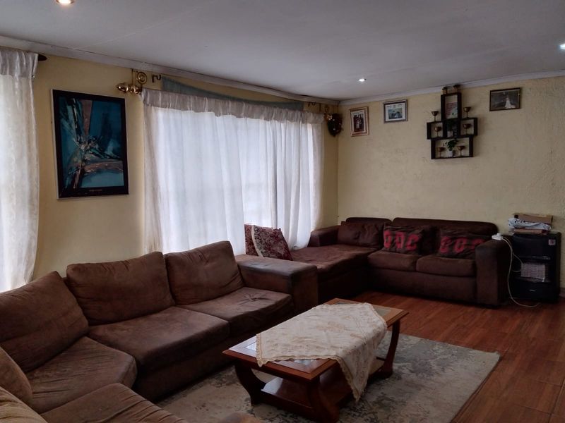 Spacious Family Home with Pool & 2-Bedroom Flat in Kempton Park West - Photo 7