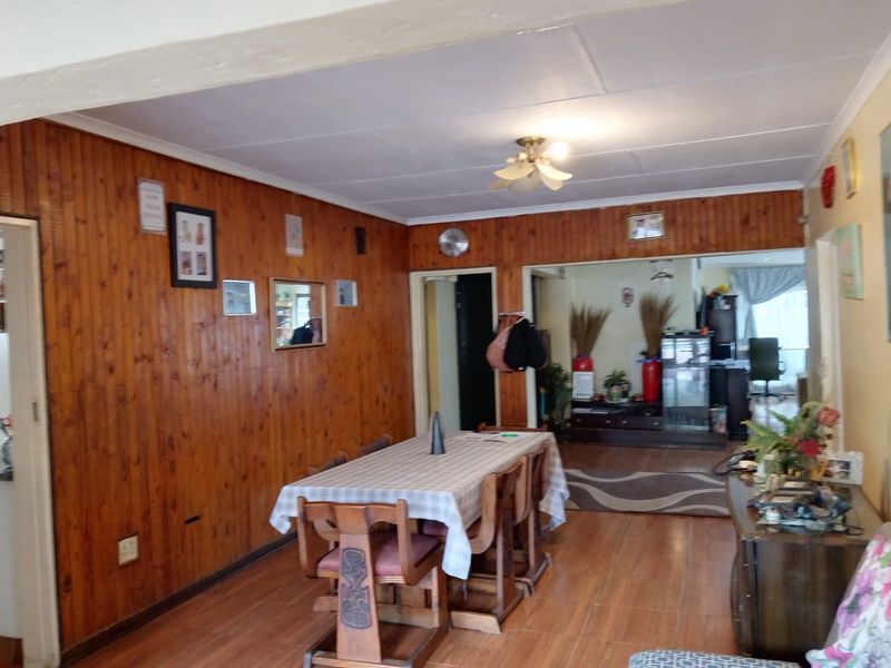 Spacious Family Home with Pool & 2-Bedroom Flat in Kempton Park West - Photo 6
