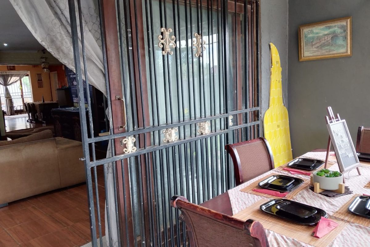 Spacious Family Home with Pool & 2-Bedroom Flat in Kempton Park West - Photo 4