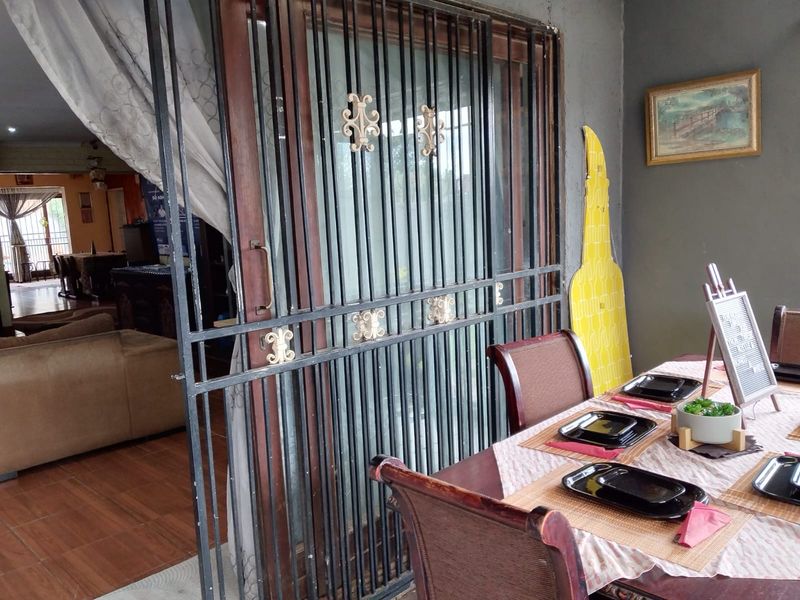 Spacious Family Home with Pool & 2-Bedroom Flat in Kempton Park West - Photo 4