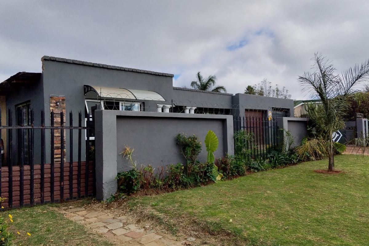 Spacious Family Home with Pool & 2-Bedroom Flat in Kempton Park West - Photo 2