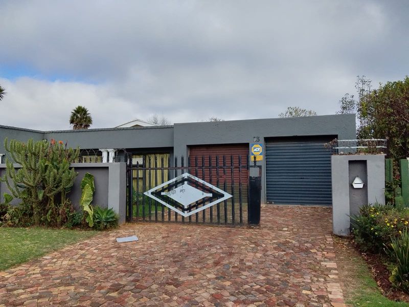 Spacious Family Home with Pool & 2-Bedroom Flat in Kempton Park West - Photo 1