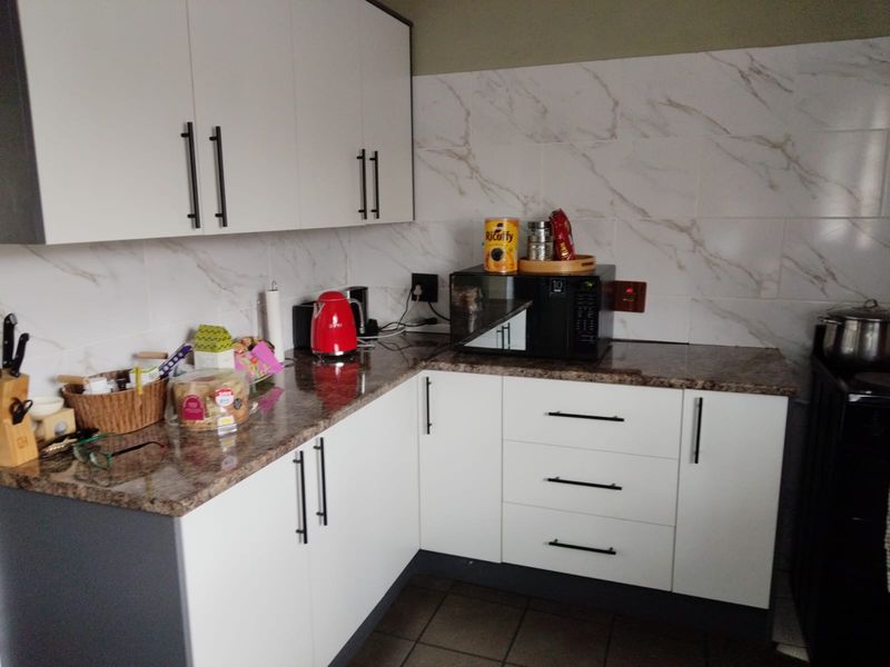 Charming 3-Bedroom Cluster for Sale in , Kempton Park Extension 5/Edleen - Photo 10