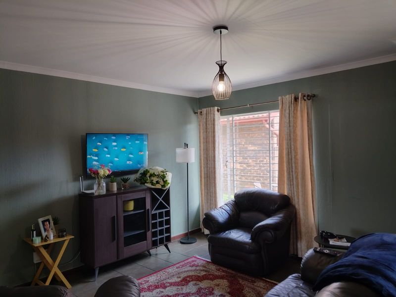 Charming 3-Bedroom Cluster for Sale in , Kempton Park Extension 5/Edleen - Photo 8