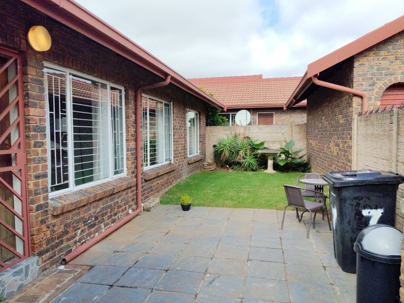 Charming 3-Bedroom Cluster for Sale in , Kempton Park Extension 5/Edleen - Photo 6
