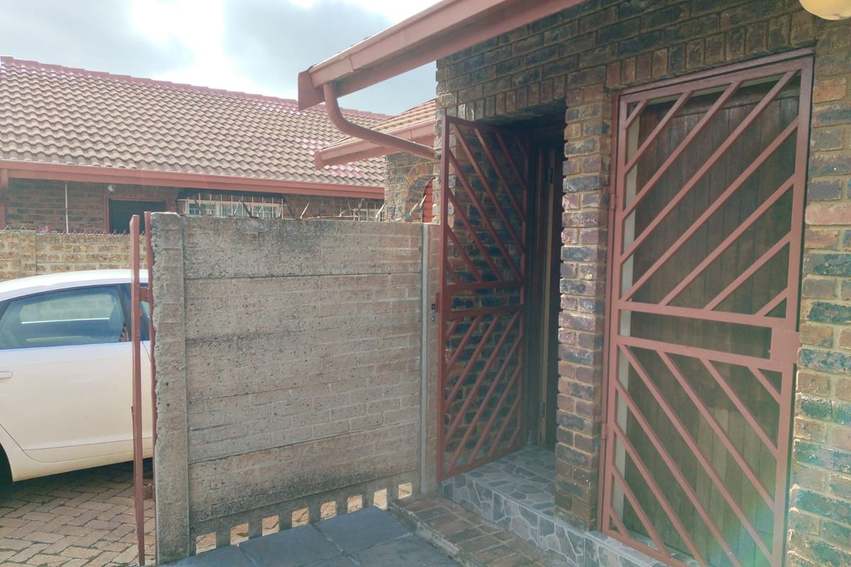 Charming 3-Bedroom Cluster for Sale in , Kempton Park Extension 5/Edleen - Photo 4