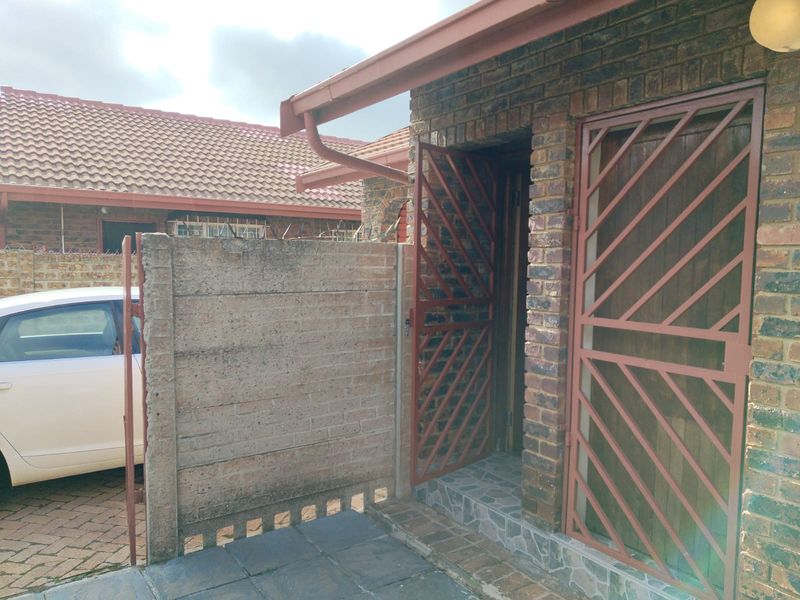 Charming 3-Bedroom Cluster for Sale in , Kempton Park Extension 5/Edleen - Photo 4