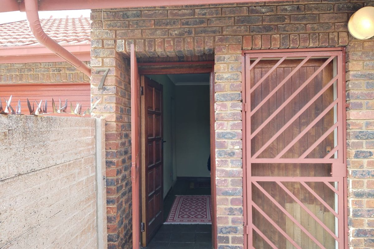 Charming 3-Bedroom Cluster for Sale in , Kempton Park Extension 5/Edleen - Photo 5