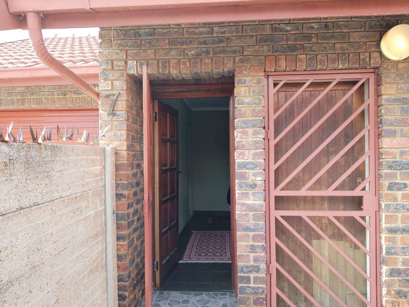 Charming 3-Bedroom Cluster for Sale in , Kempton Park Extension 5/Edleen - Photo 5