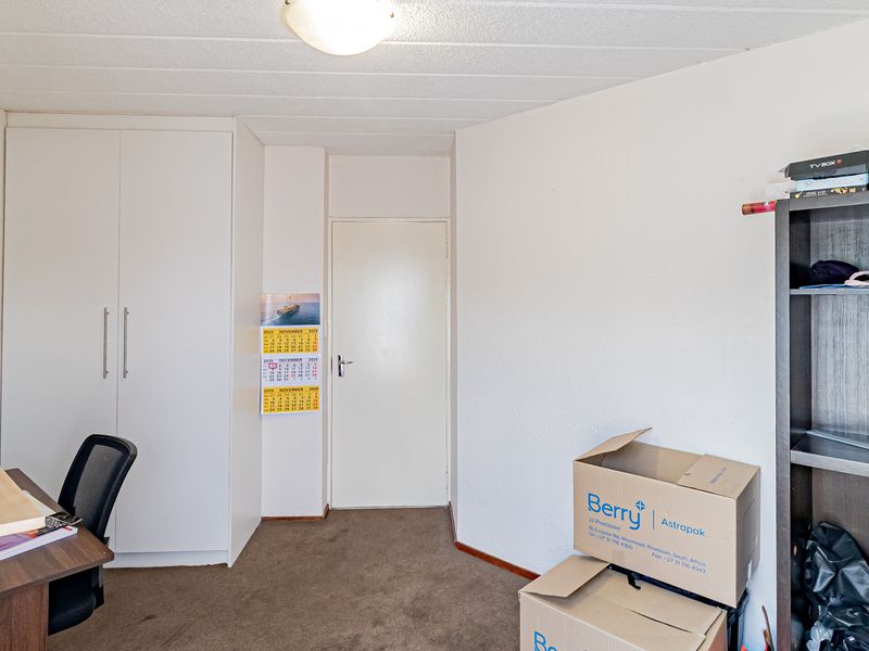 2 Bedroom 1 Bathroom First Floor Pet friendly Apartment To Let in Glenvista - Photo 10