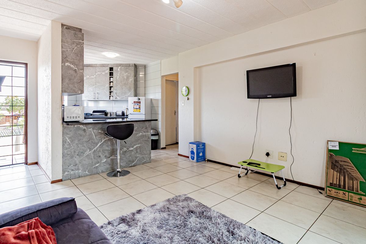 2 Bedroom 1 Bathroom First Floor Pet friendly Apartment To Let in Glenvista - Photo 3