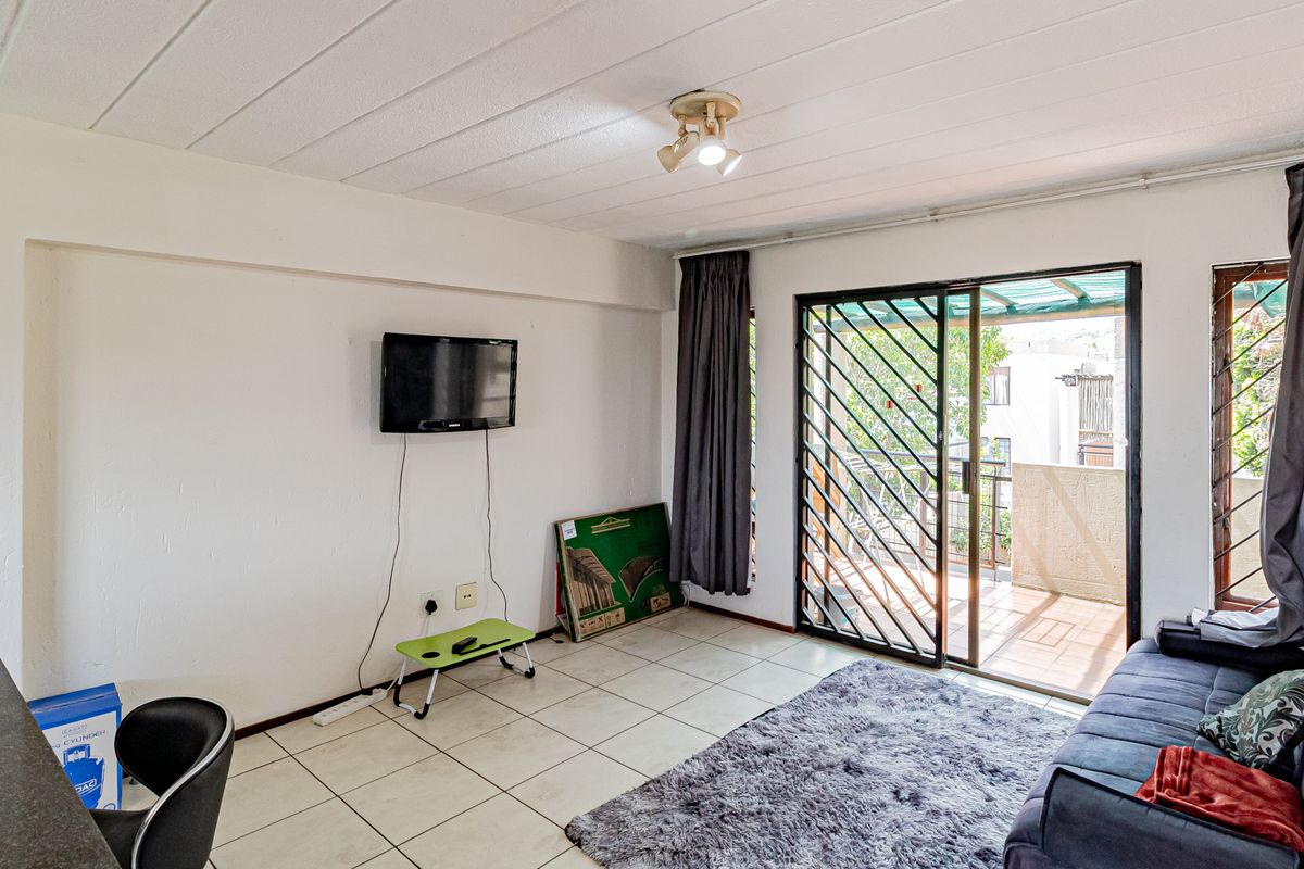 2 Bedroom 1 Bathroom First Floor Pet friendly Apartment To Let in Glenvista - Photo 2