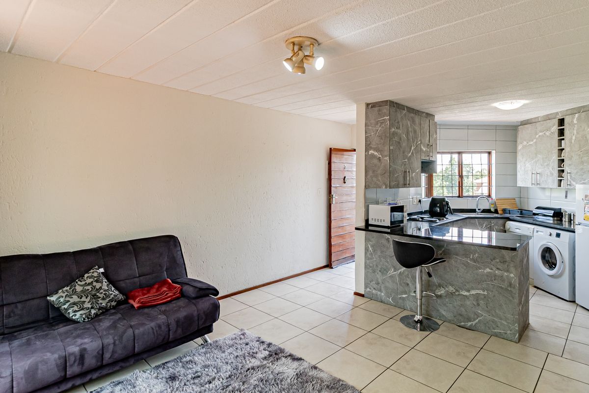 2 Bedroom 1 Bathroom First Floor Pet friendly Apartment To Let in Glenvista - Photo 4