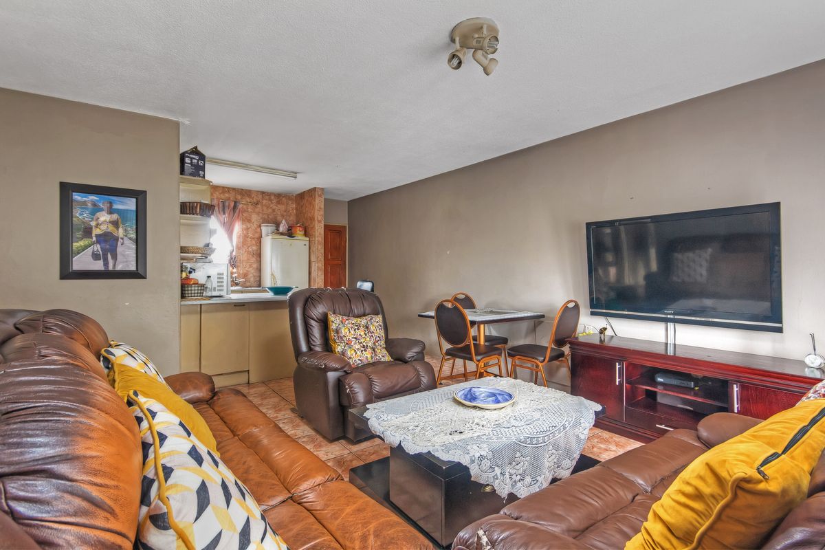 2 Bedroom 1 Bathroom Apartment in Ridgeway for sale - Photo 4