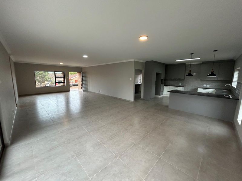 STUNNING  NEW MODERN  WELL BUILT HOUSE  WITH AMAZING LOCATION NEAR POINT - Photo 5