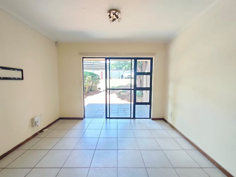 1-Bedroom Ground Floor Townhouse - Including Effluent!! - Photo 6