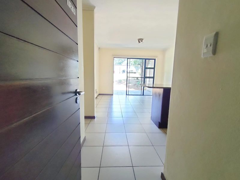 1-Bedroom Ground Floor Townhouse - Including Effluent!! - Photo 2