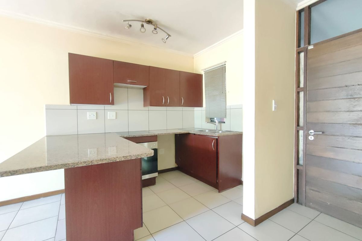 1-Bedroom Ground Floor Townhouse - Including Effluent!! - Photo 3