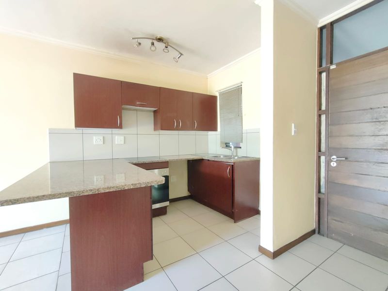 1-Bedroom Ground Floor Townhouse - Including Effluent!! - Photo 3