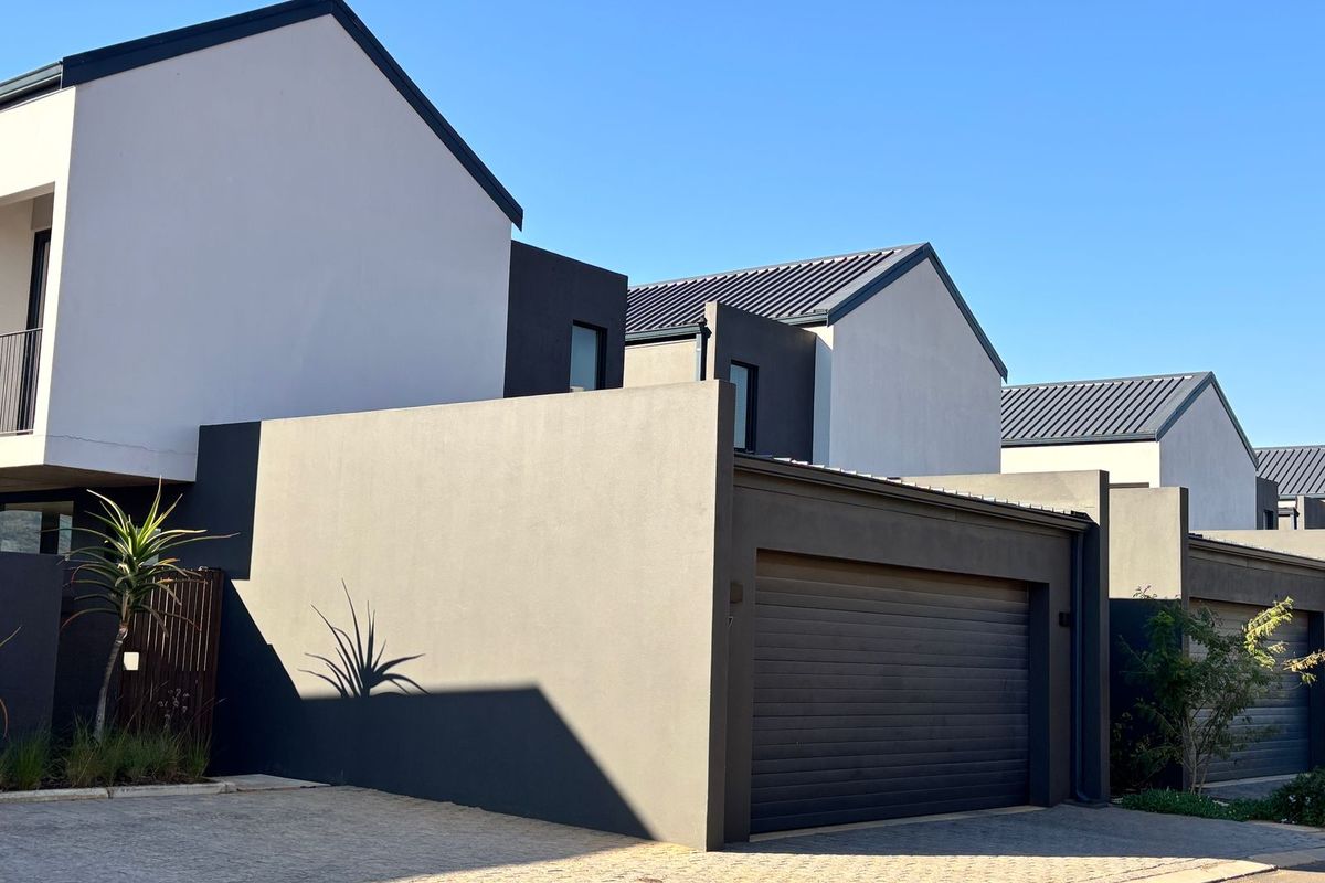 Modern 3-Bedroom Lock-Up-and-Go | Spacious & Stylish Living - Photo 2